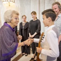 Prinses Beatrix reikt Zilveren Anjers uit