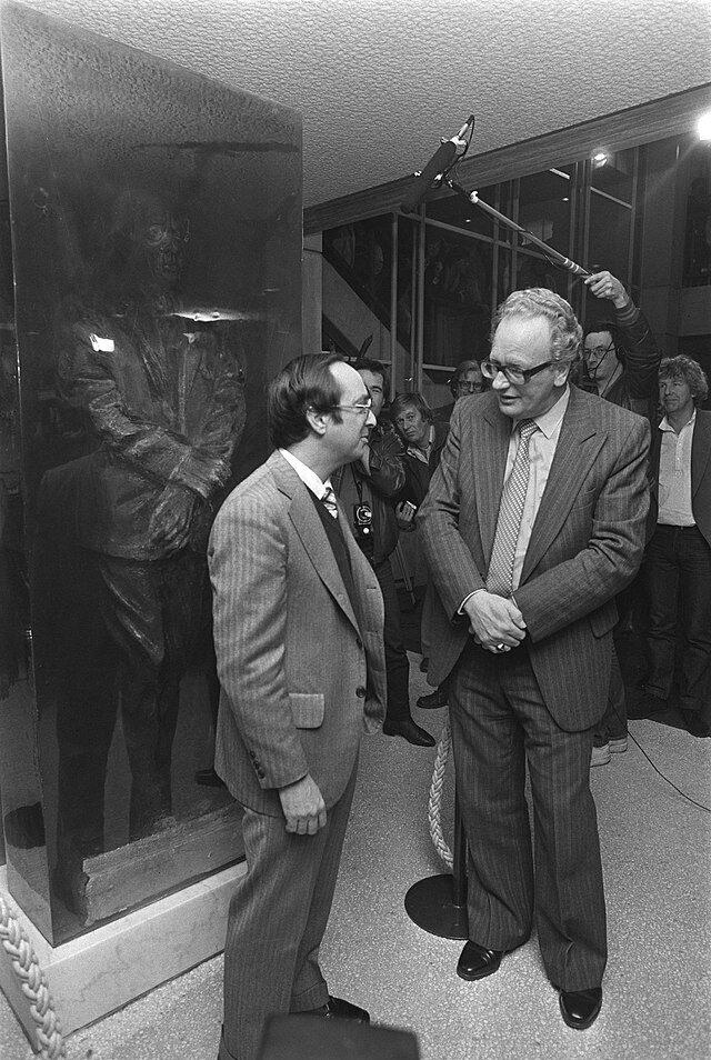 Minister Van Kemenade Pvd A rechts in gesprek met de zoon van de componist Ron 5 nov 1981 Hans van Dijk